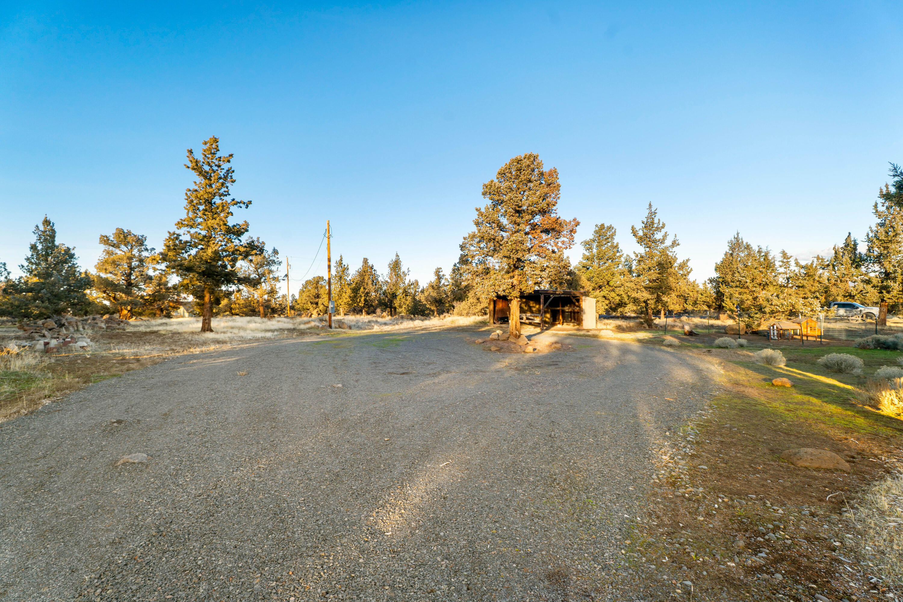 21150 Southwest Gift Road Bend, OR 97703 - Photo 33 of 47 Loafing Shed