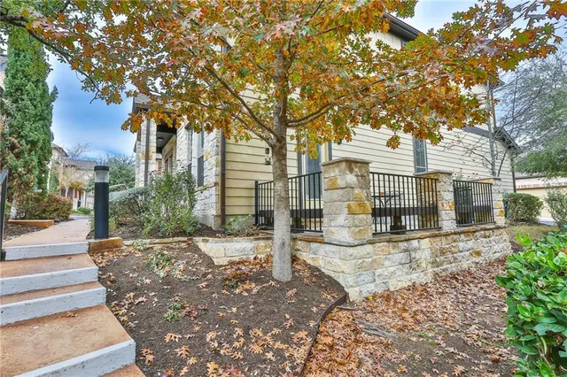 a view of a entrance gate of the house