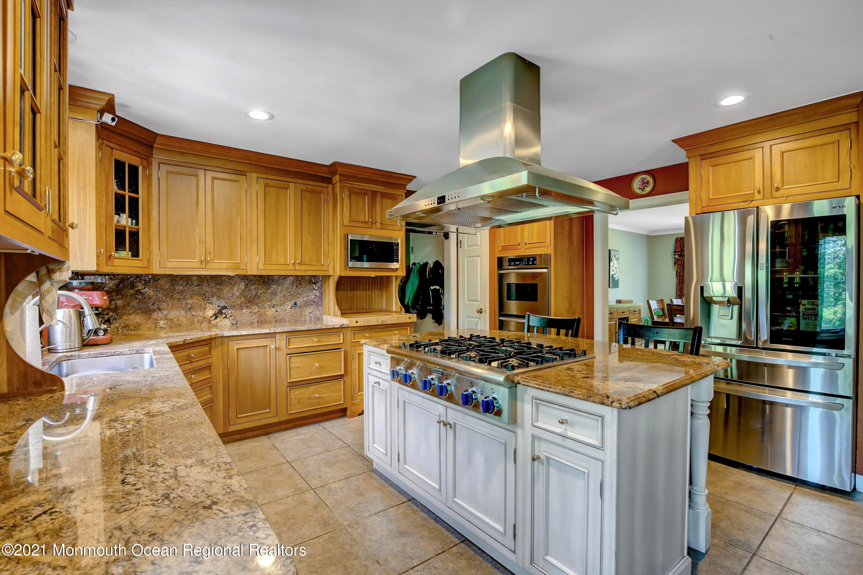 208 Nottingham Road Morganville, NJ 07751 - Photo 3 of 29 745D2EA7-8C93-415E-A9BF-C313EEBC5C3A