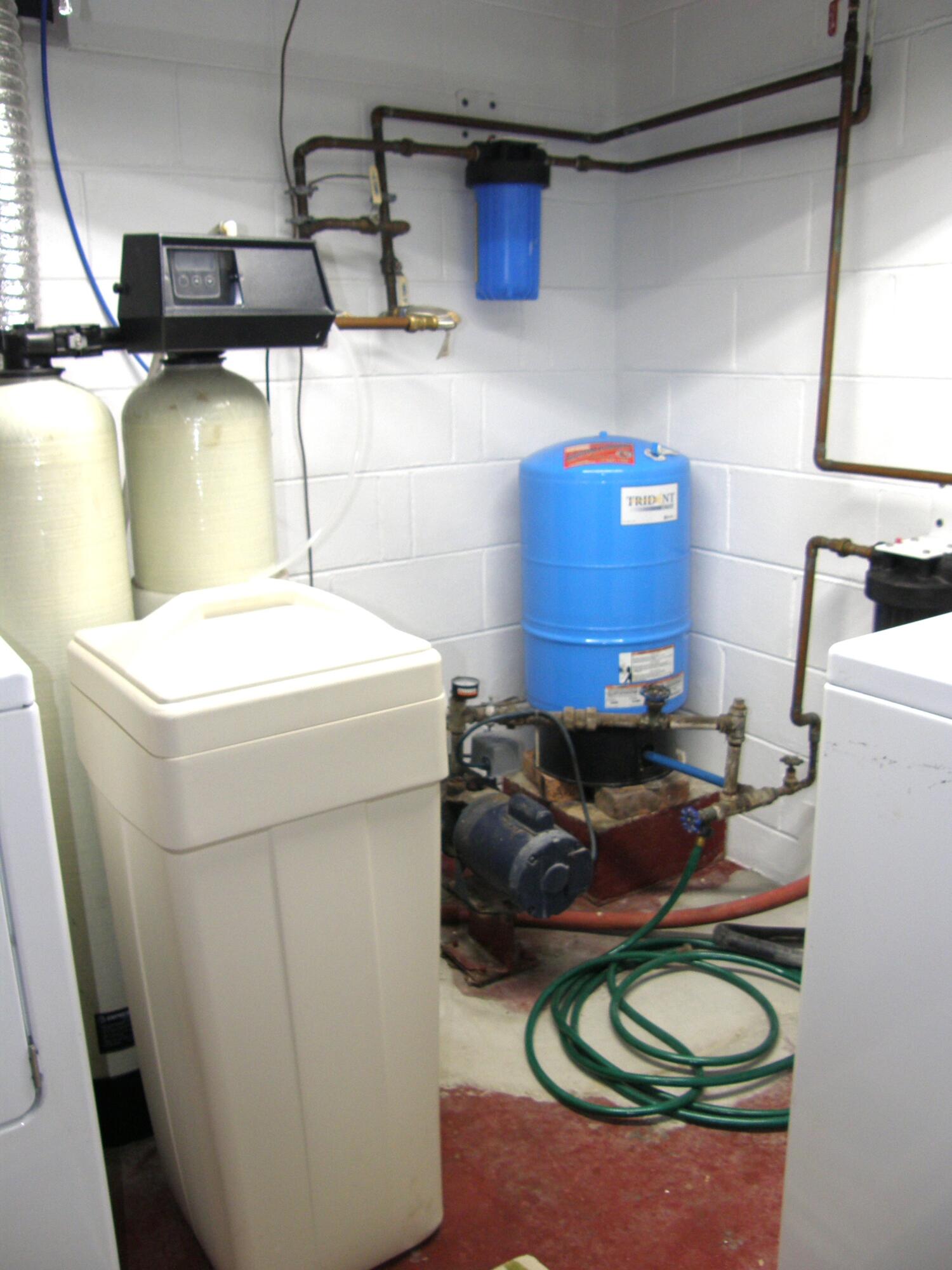 1771 Burton Road Niles, MI 49120 - Photo 31 of 54 1771_31_WtrSoftnr_BladderTank_WtrFiltrat