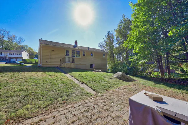 a view of a backyard