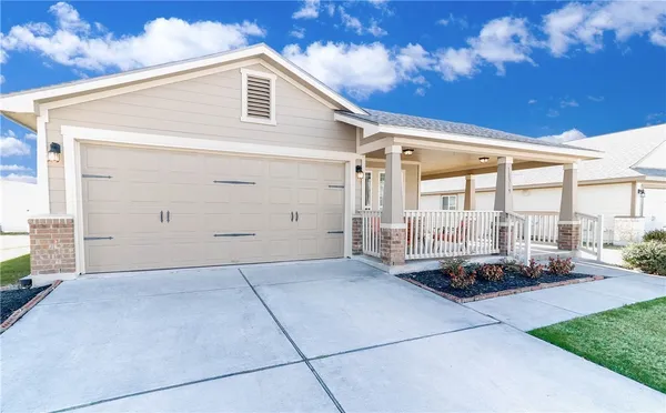 a view of a house with backyard