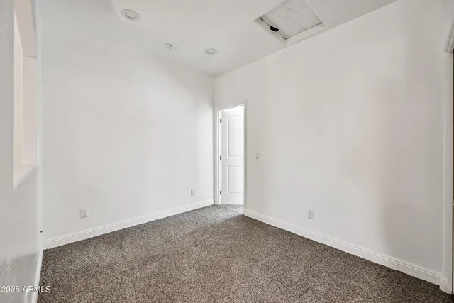 an empty room with an entryway and empty room