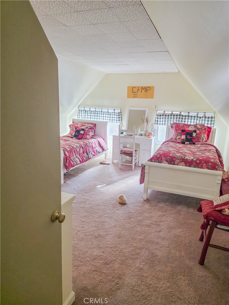 52745 Sylvan Way Idyllwild, CA 92549 - Photo 21 of 31 a bedroom with furniture and a book shelf