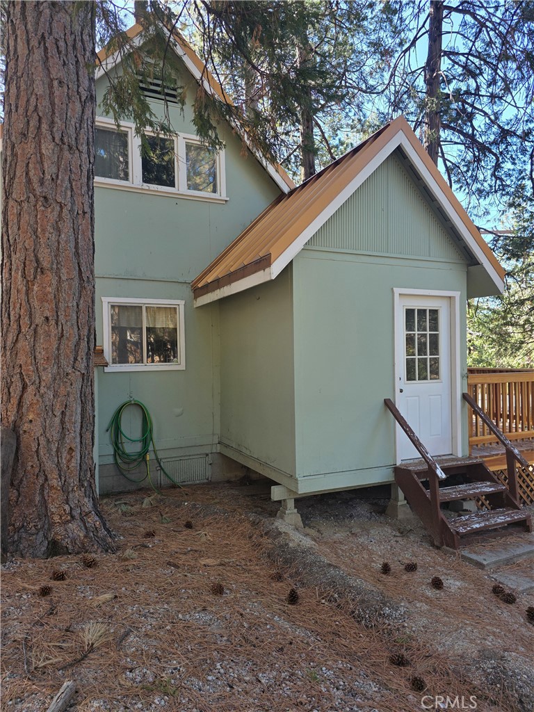 52745 Sylvan Way Idyllwild, CA 92549 - Photo 5 of 31 a view of a small house with a yard and large tree