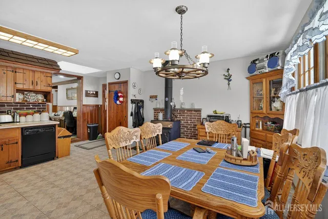 a view of a livingroom with furniture and a ceiling fan