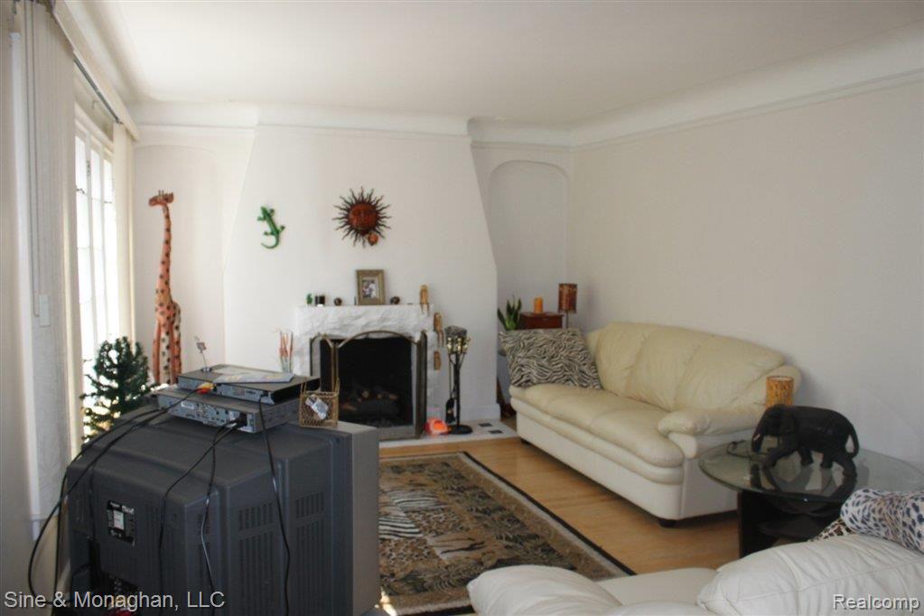 440 Madison Street Grosse Pointe, MI 48236 - Photo 3 of 16 IMG_0975.JPG