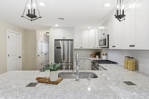 $1,098,000 | 8 Cheevers Path, Unit 8, Bedford, MA 01730