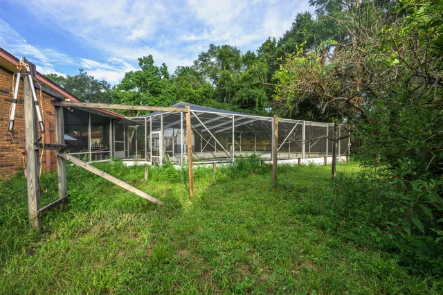 a view of a house with backyard
