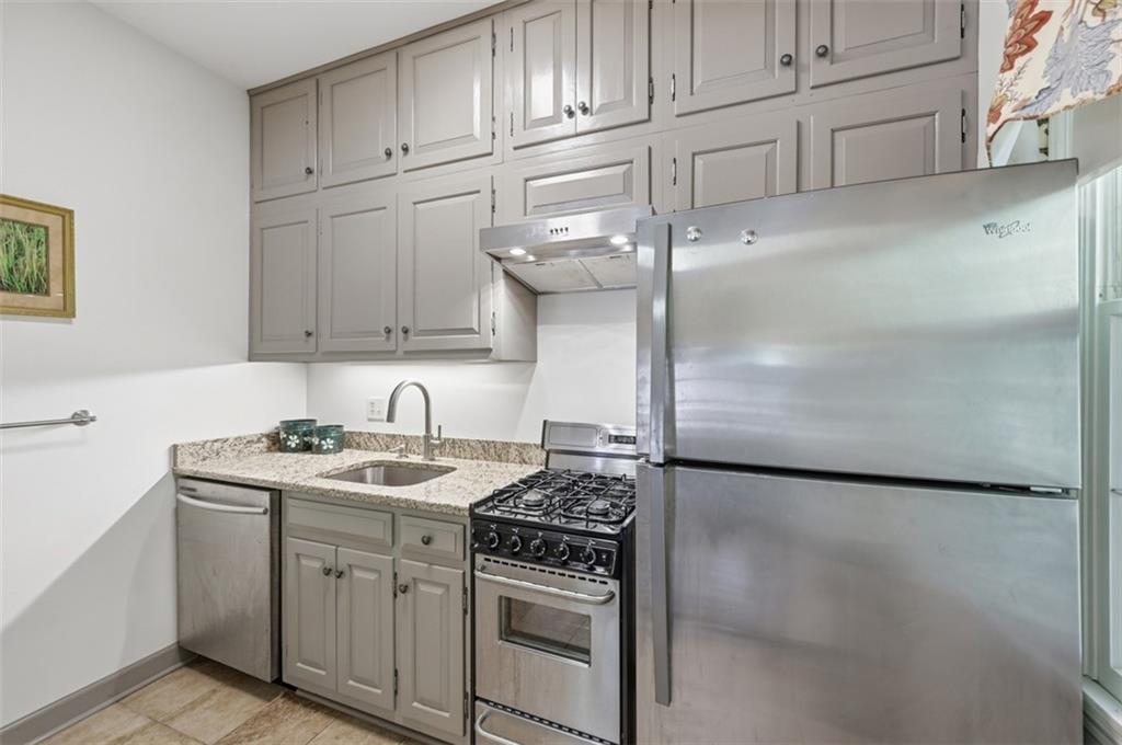 144 Springhouse Lane Pittsburgh, PA 15238 - Photo 34 of 49 Fully equipped Guest House Kitchen