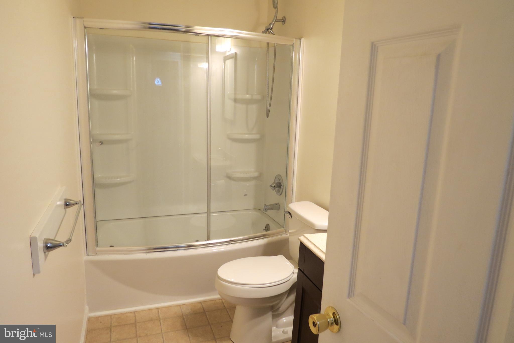 4822 Ridge Road Mount Airy, MD 21771 - Photo 23 of 38 Hall full bath with tub/shower combination