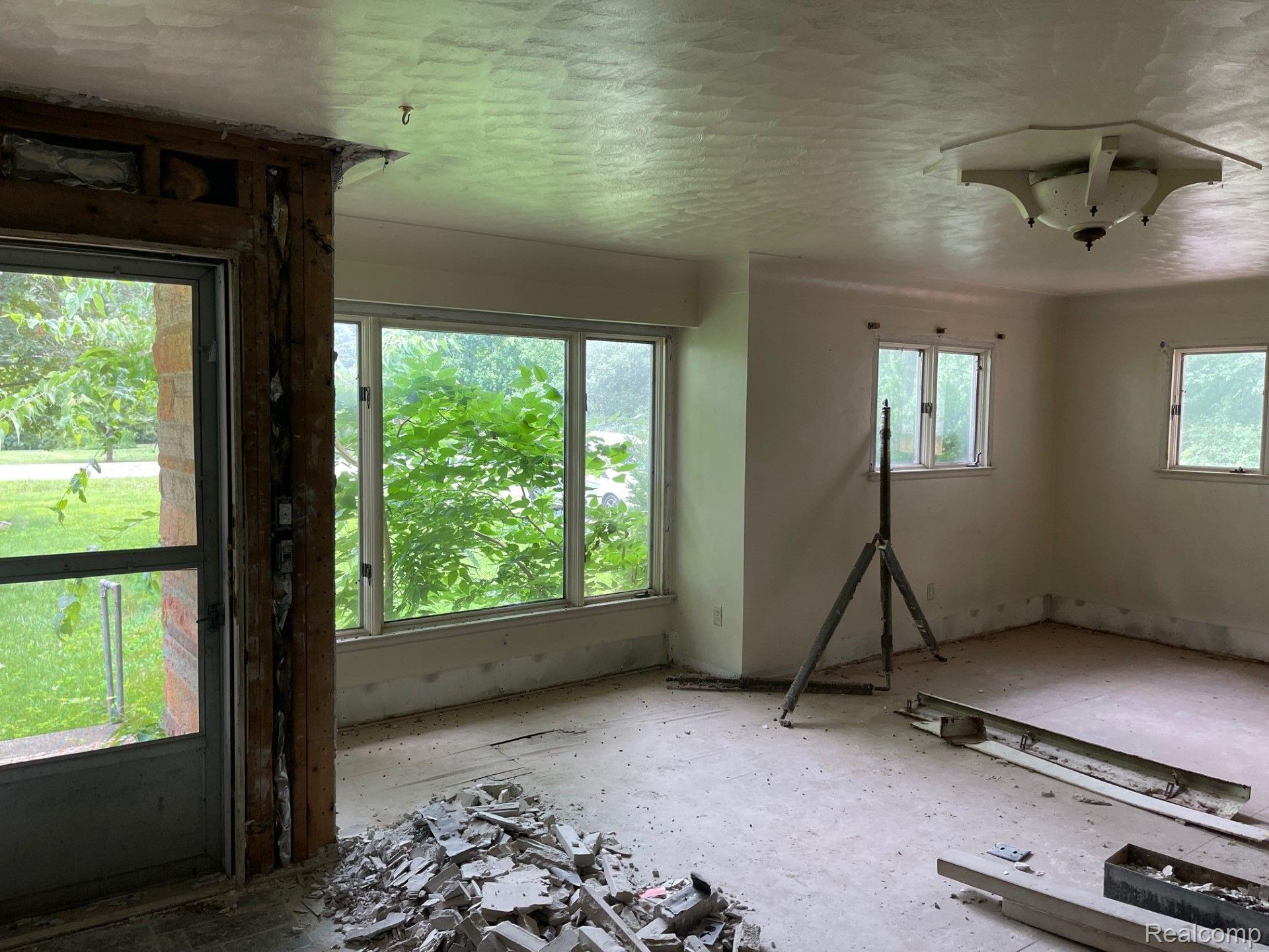 4139 West Carpenter Road Flint, MI 48504 - Photo 4 of 16 Living room