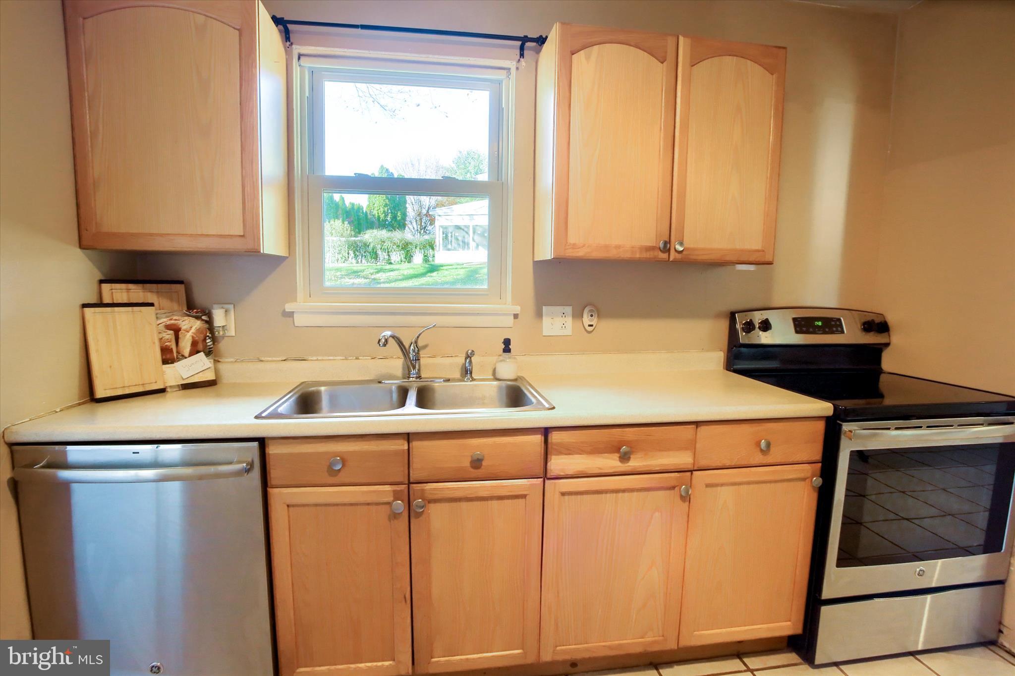 4709 Delbrook Road Mechanicsburg, PA 17050 - Photo 12 of 34 a utility room with dryer and washer