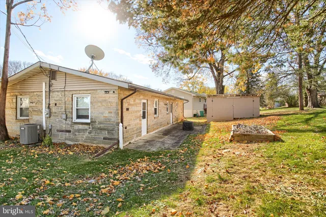 a view of a back yard of the house