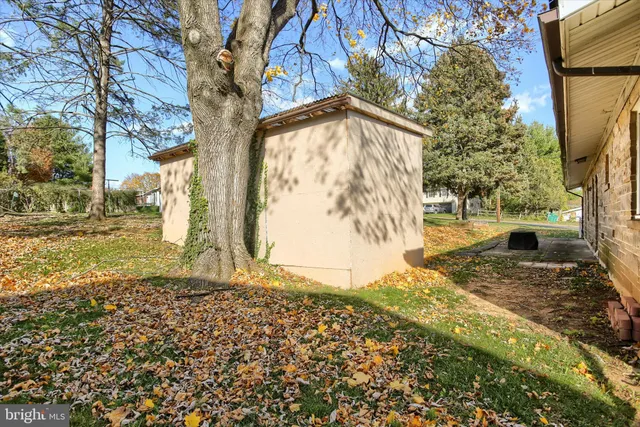 a view of back yard of the house