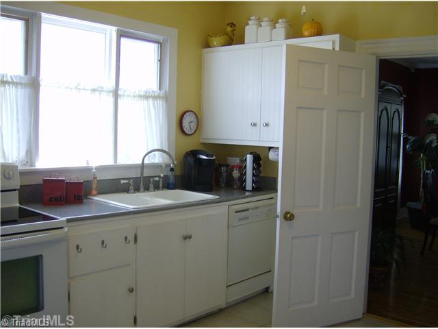 910 Johnson Street High Point, NC 27262 - Photo 5 of 15 Kitchen.