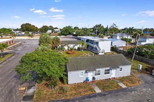 $1,800 | 840 Almeria Road, Unit 2, West Palm Beach, FL 33405