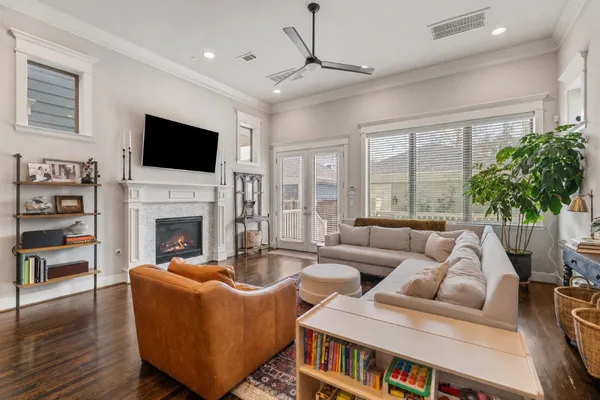 $825,000 | 924 Aurora Street, Houston, TX 77009