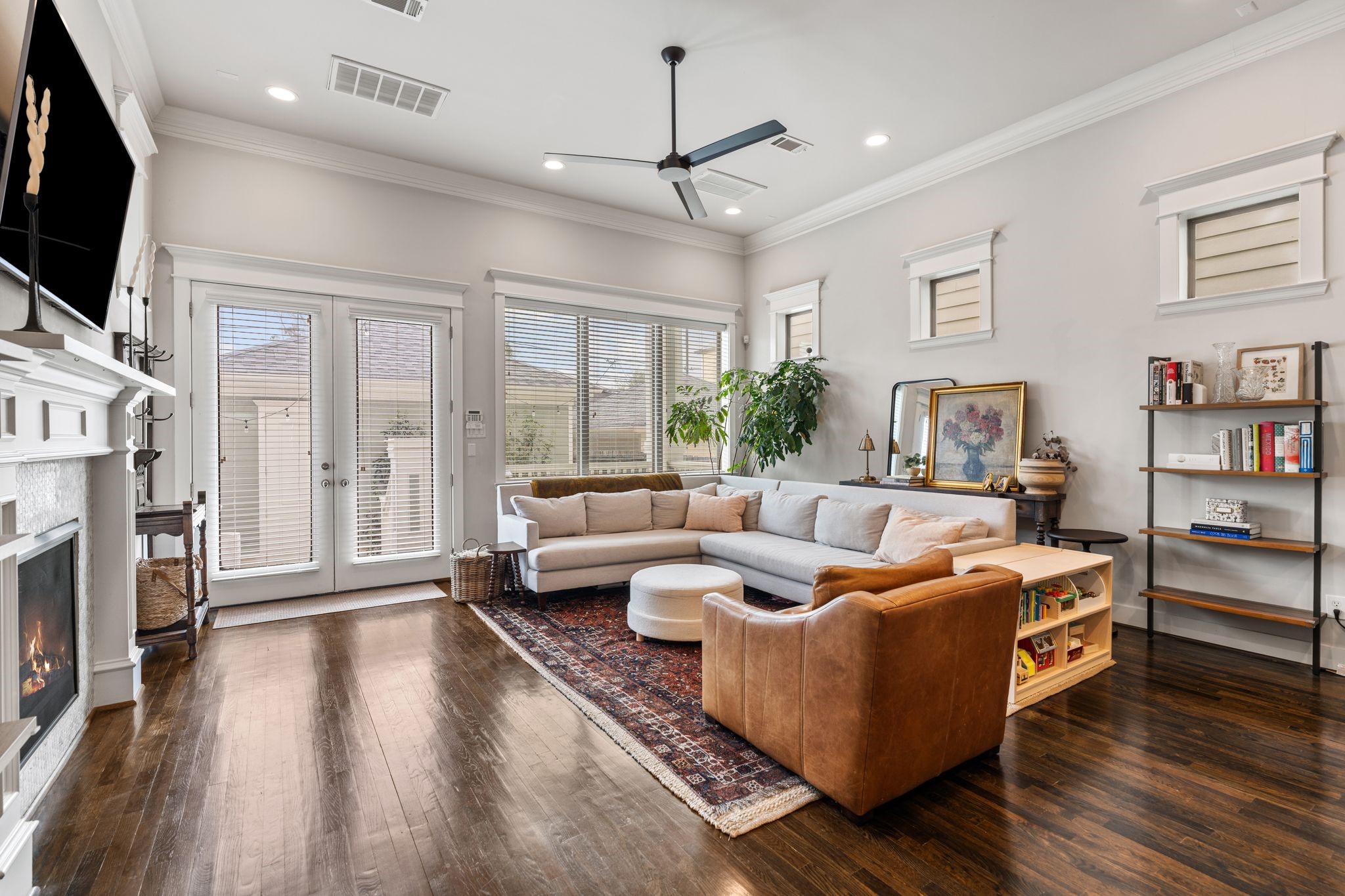 924 Aurora Street Houston, TX 77009 - Photo 16 of 37 Sunlight pours in through oversized windows, highlighting the finishes and creating a bright, airy atmosphere.