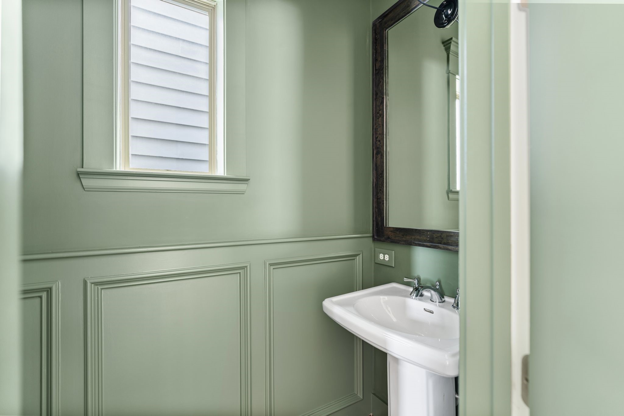 924 Aurora Street Houston, TX 77009 - Photo 18 of 37 A powder room is conveniently located on the first floor for guest use.