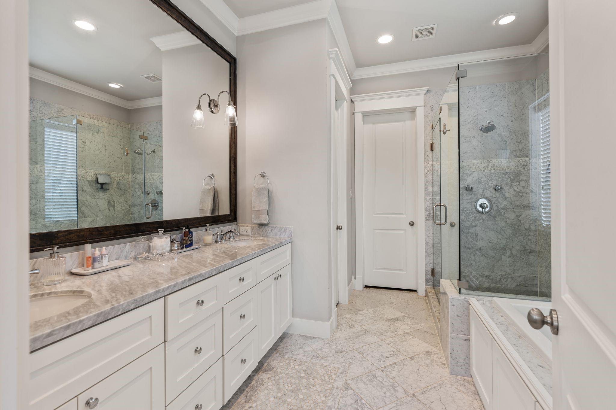 924 Aurora Street Houston, TX 77009 - Photo 23 of 37 The luxurious en-suite bathroom features dual vanities, a separate shower, and a soaking tub.