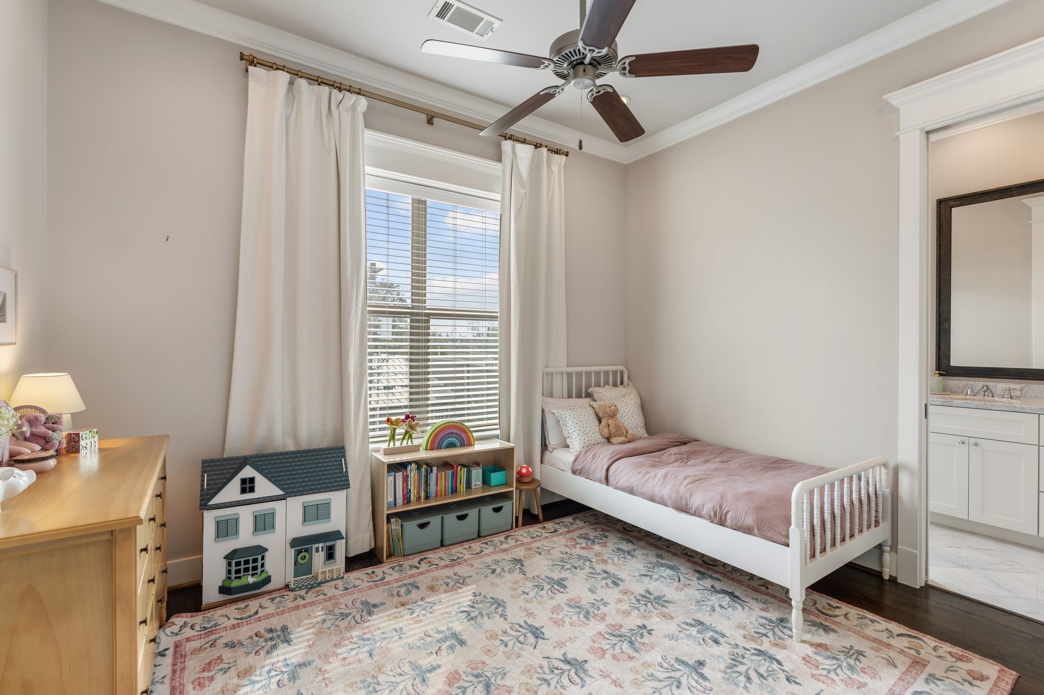 924 Aurora Street Houston, TX 77009 - Photo 27 of 37 The 2nd bedroom is generously sized.