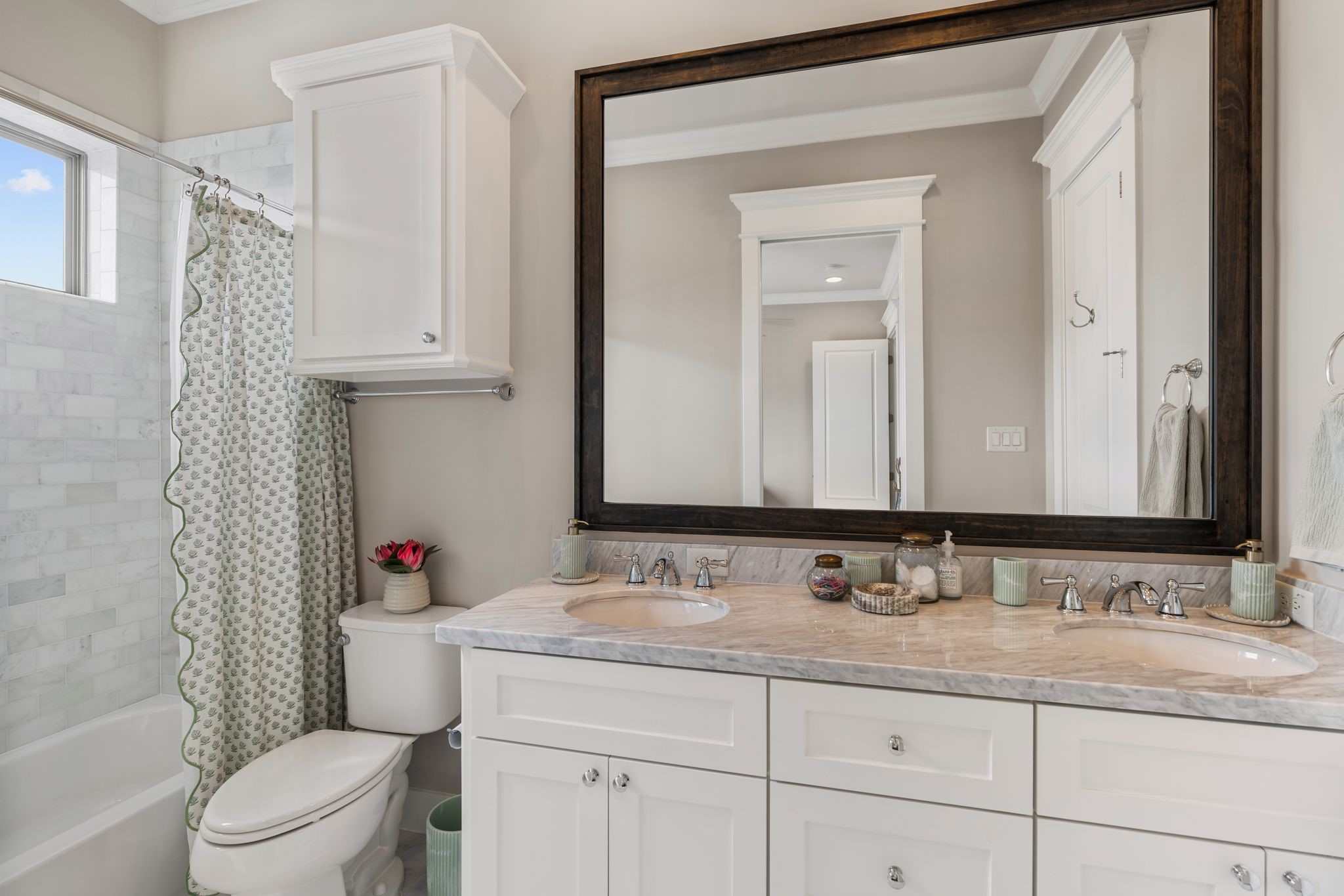 924 Aurora Street Houston, TX 77009 - Photo 28 of 37 Both secondary bedrooms share a full bathroom with dual sinks, marble countertops and a shower/tub combo.