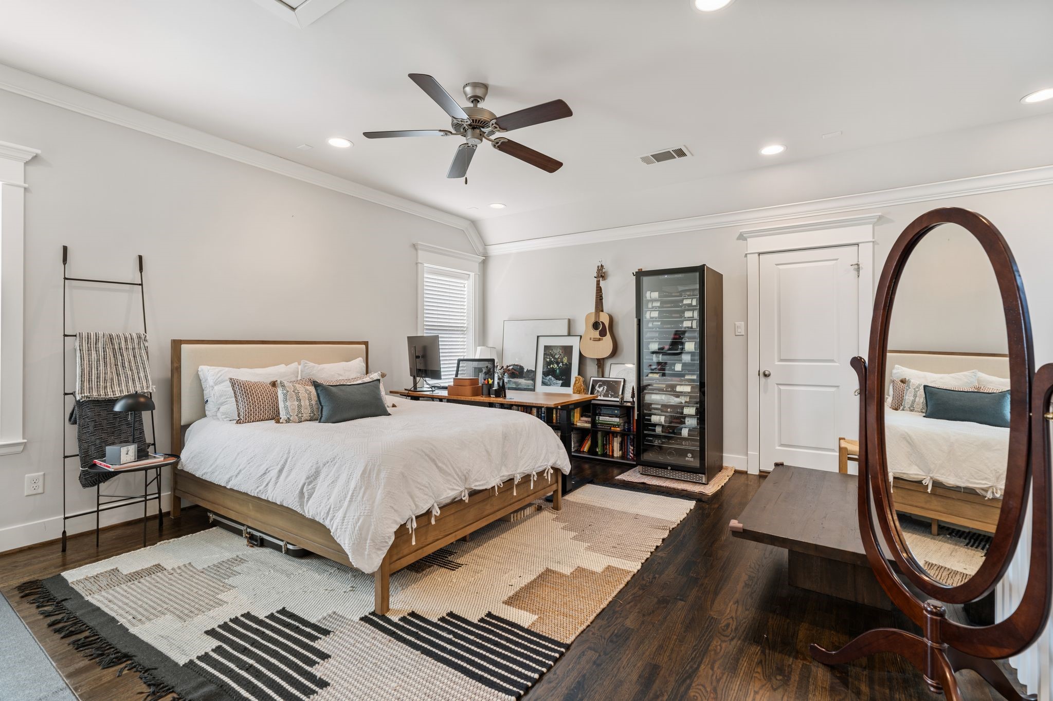 924 Aurora Street Houston, TX 77009 - Photo 30 of 37 Ascend to the third floor, where a flexible bonus space awaits endless possibilities.