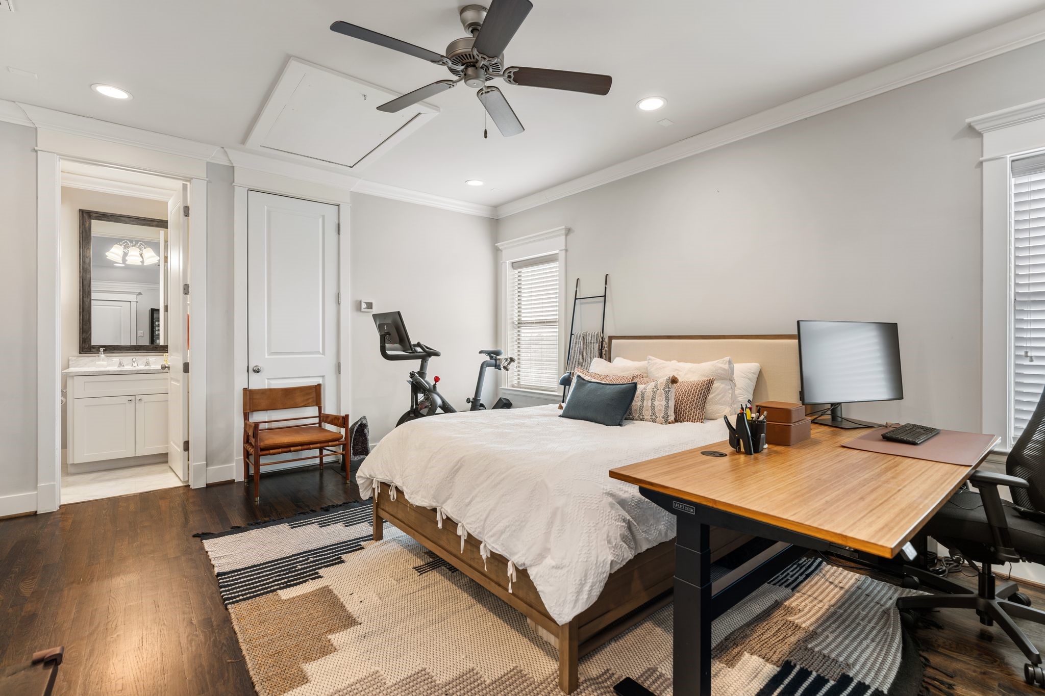 924 Aurora Street Houston, TX 77009 - Photo 31 of 37 Whether you need a home office, a media room, or an extra bedroom, this space adapts effortlessly to suit your needs and comes complete with its own full bathroom.