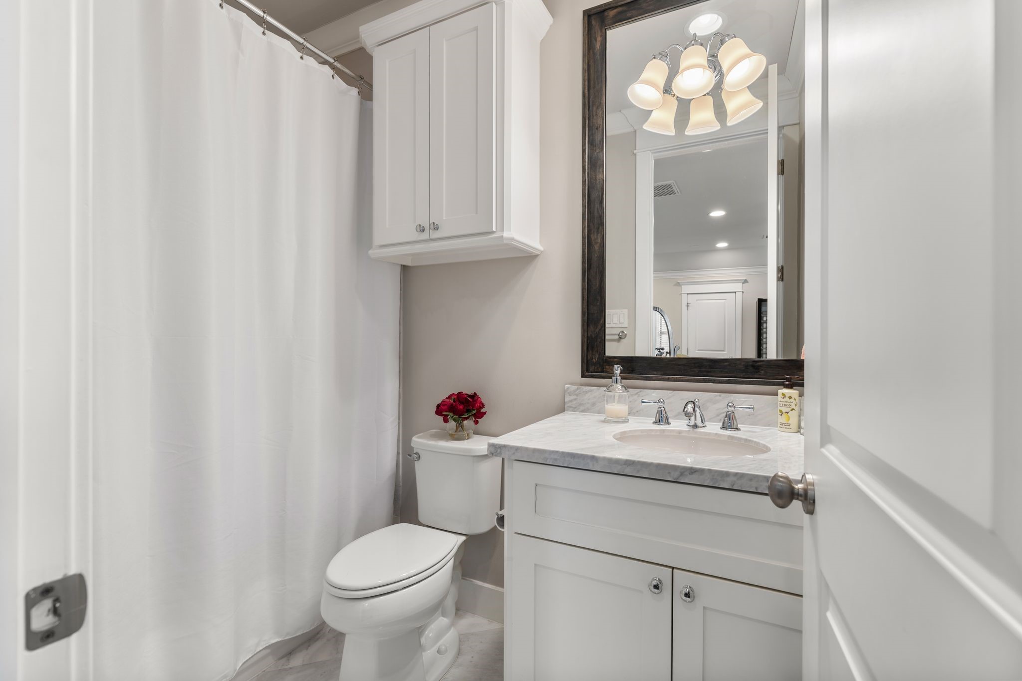 924 Aurora Street Houston, TX 77009 - Photo 32 of 37 The full ensuite bathroom on the 3rd floor with a marble vanity and shower/tub combo.