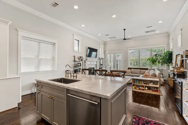 $825,000 | 924 Aurora Street, Houston, TX 77009