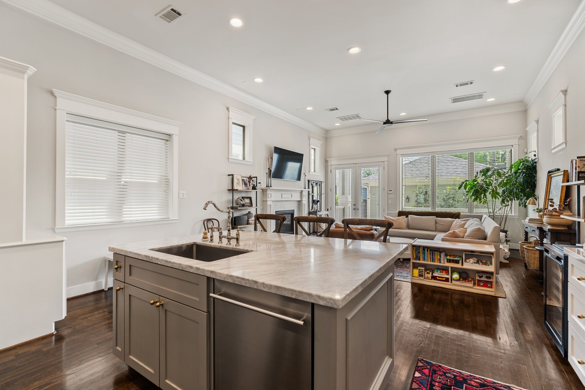924 Aurora Street Houston, TX 77009 - Photo 10 of 37 A spacious island with seating invites casual meals and conversation.