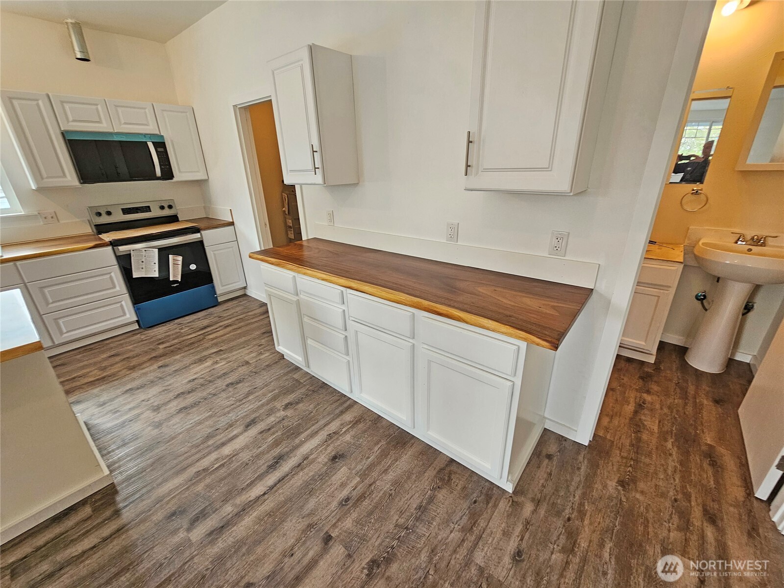 113 Leroy Road Randle, WA 98377 - Photo 19 of 40 a kitchen with wooden floors and appliances