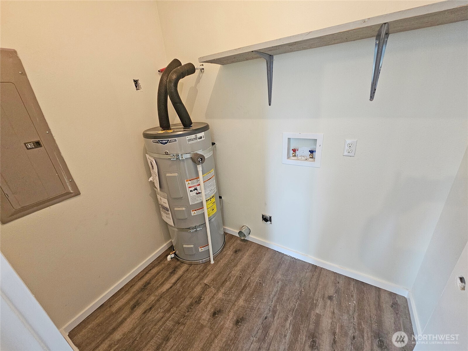 113 Leroy Road Randle, WA 98377 - Photo 20 of 40 a view of entryway with wooden floor