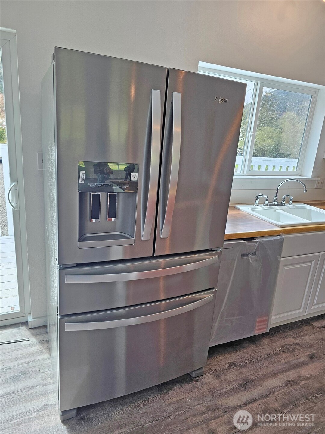 113 Leroy Road Randle, WA 98377 - Photo 24 of 40 a kitchen with stainless steel appliances granite countertop a refrigerator and a sink
