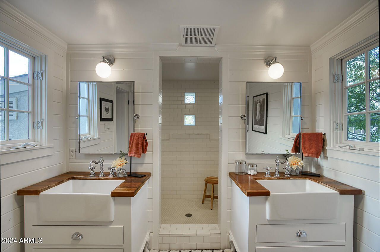 324 West Monte Vista Road Phoenix, AZ 85003 - Photo 21 of 39 a bathroom with a sink and a mirror