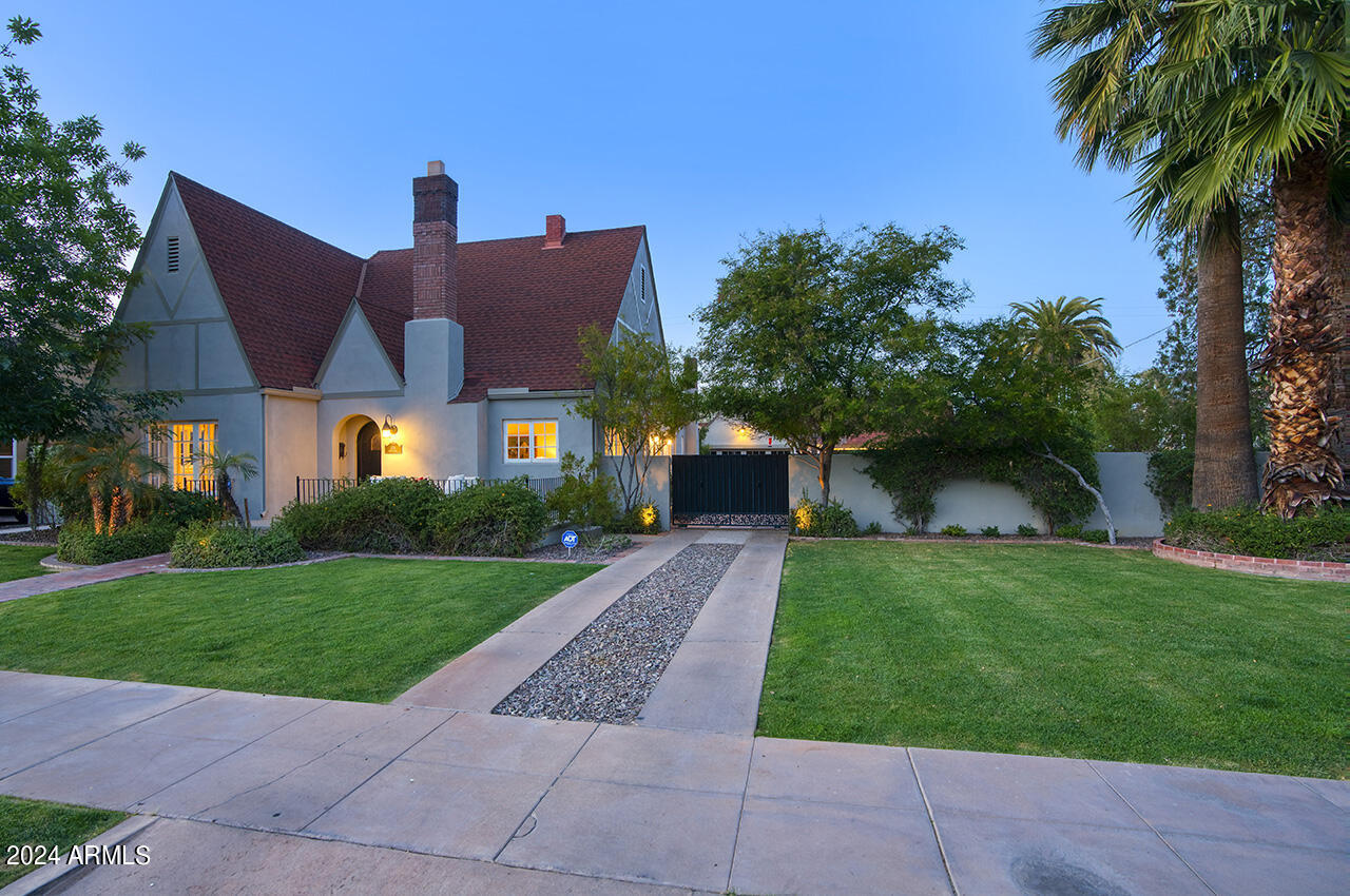 324 West Monte Vista Road Phoenix, AZ 85003 - Photo 3 of 39 a front view of a house with a yard