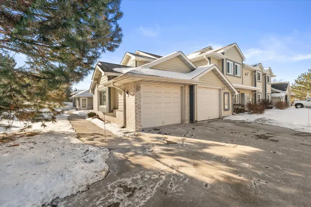 $280,000 | W240-n2524 East Parkway Meadow Circle, Unit 5, Pewaukee, WI 53072