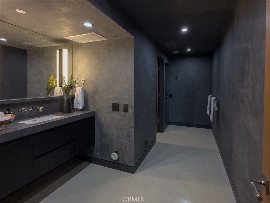 21656 Las Flores Heights Road Malibu, CA 90265 - Photo 33 of 71 Bathroom off of downstairs primary