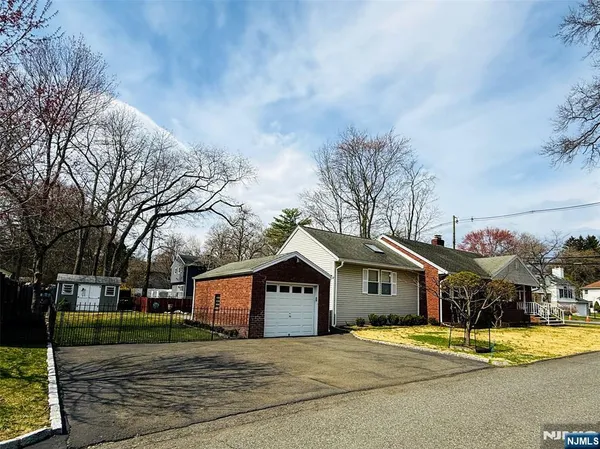 $799,000 | 216 Cedar Lane, Closter, NJ 07624