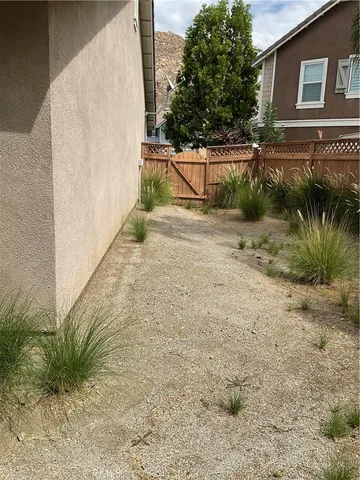a view of a house with a dry yard