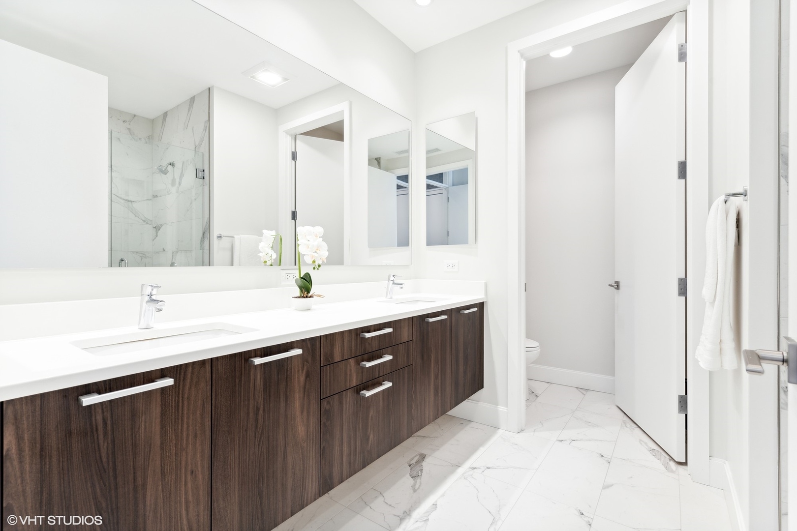 35 North Aberdeen Street, Unit PHS Chicago, IL 60607 - Photo 17 of 38 a bathroom with a double vanity sink mirror and