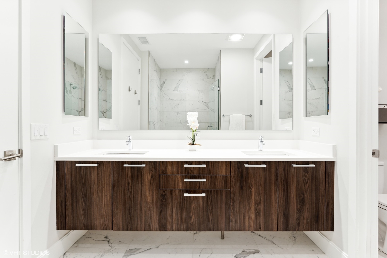 35 North Aberdeen Street, Unit PHS Chicago, IL 60607 - Photo 18 of 38 a sink and a mirror