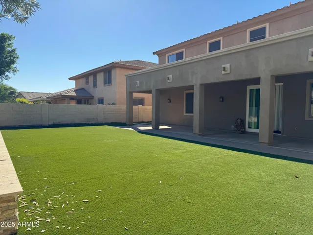 a view of a backyard with pathway
