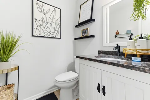 $470,000 | 2001 Madison Avenue, Gurnee, IL 60031