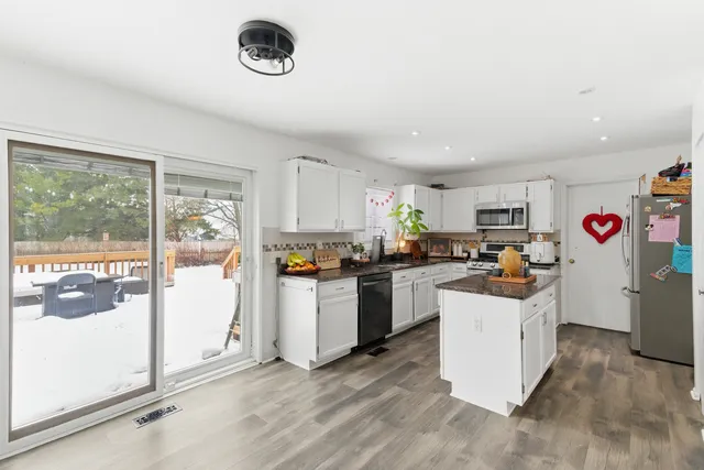 $480,000 | 2001 Madison Avenue, Gurnee, IL 60031