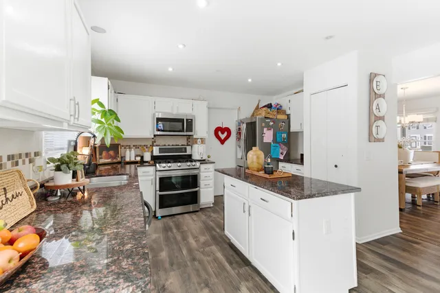 $480,000 | 2001 Madison Avenue, Gurnee, IL 60031