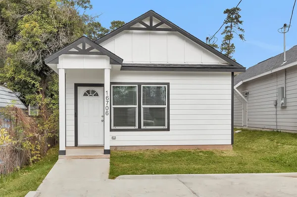 a view of front a house with a yard