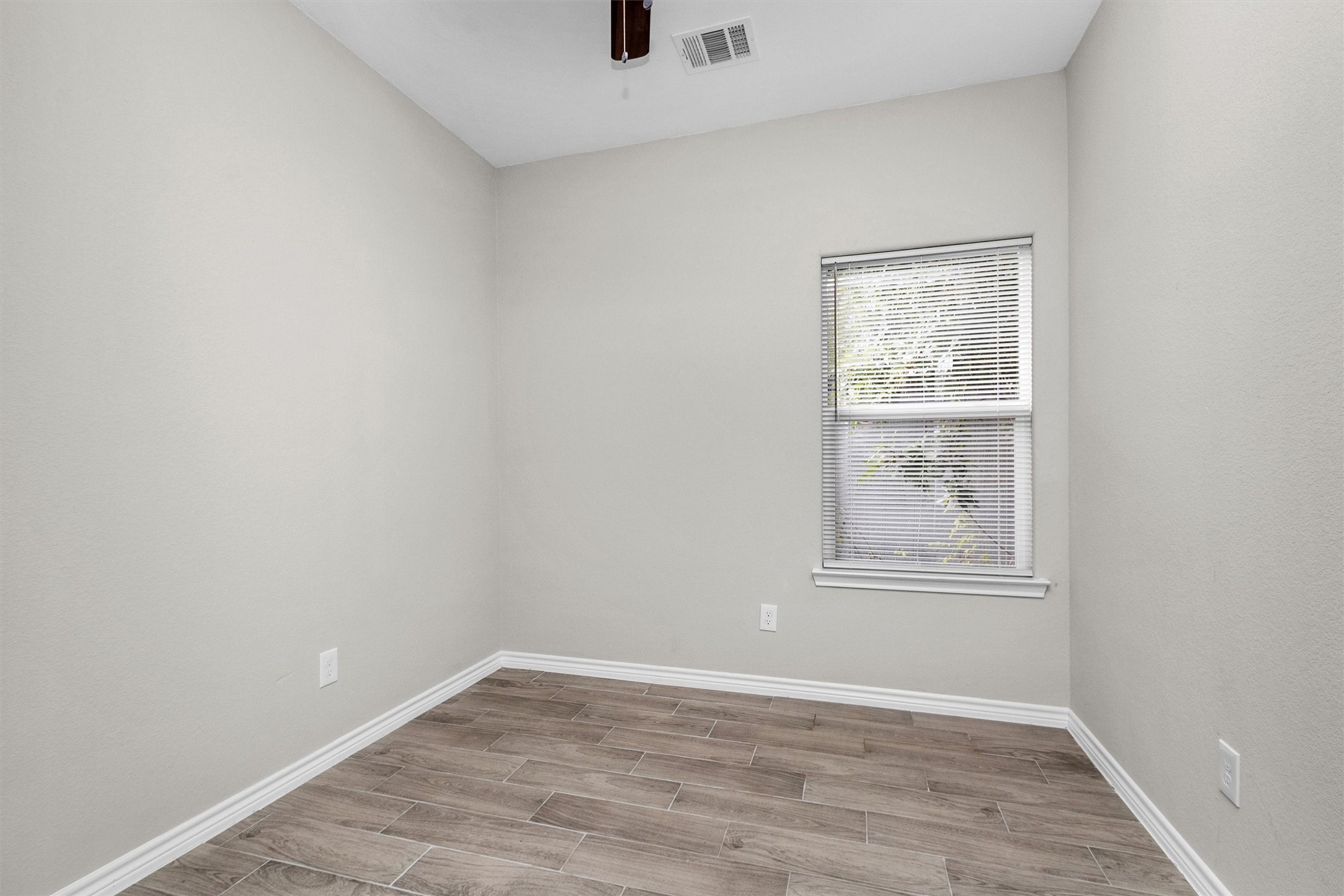 16706 East Hammon Montgomery, TX 77316 - Photo 13 of 26 an empty room with windows and closet