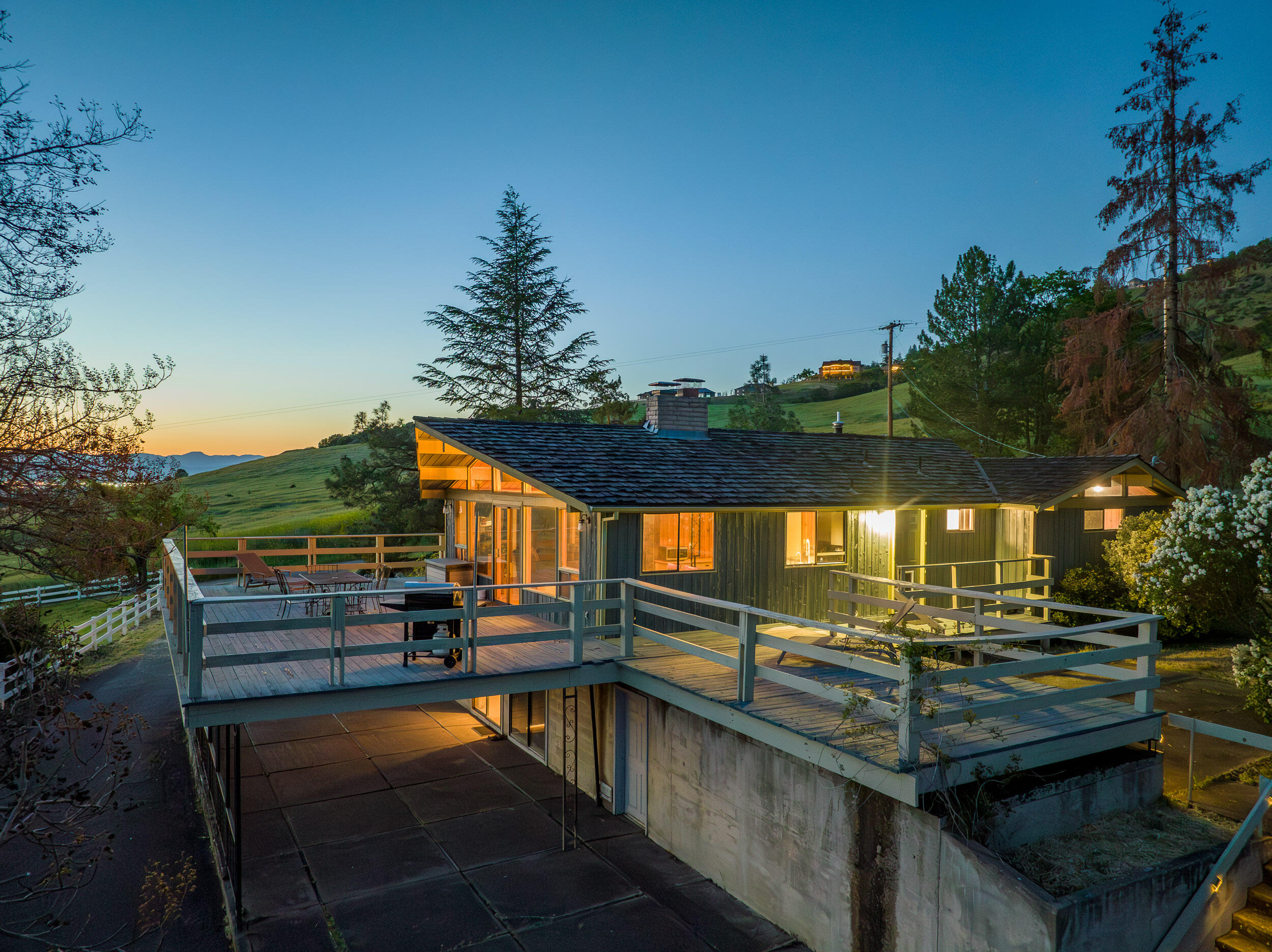 2978 North Foothill Road Medford, OR 97504 - Photo 5 of 61 Roxy5